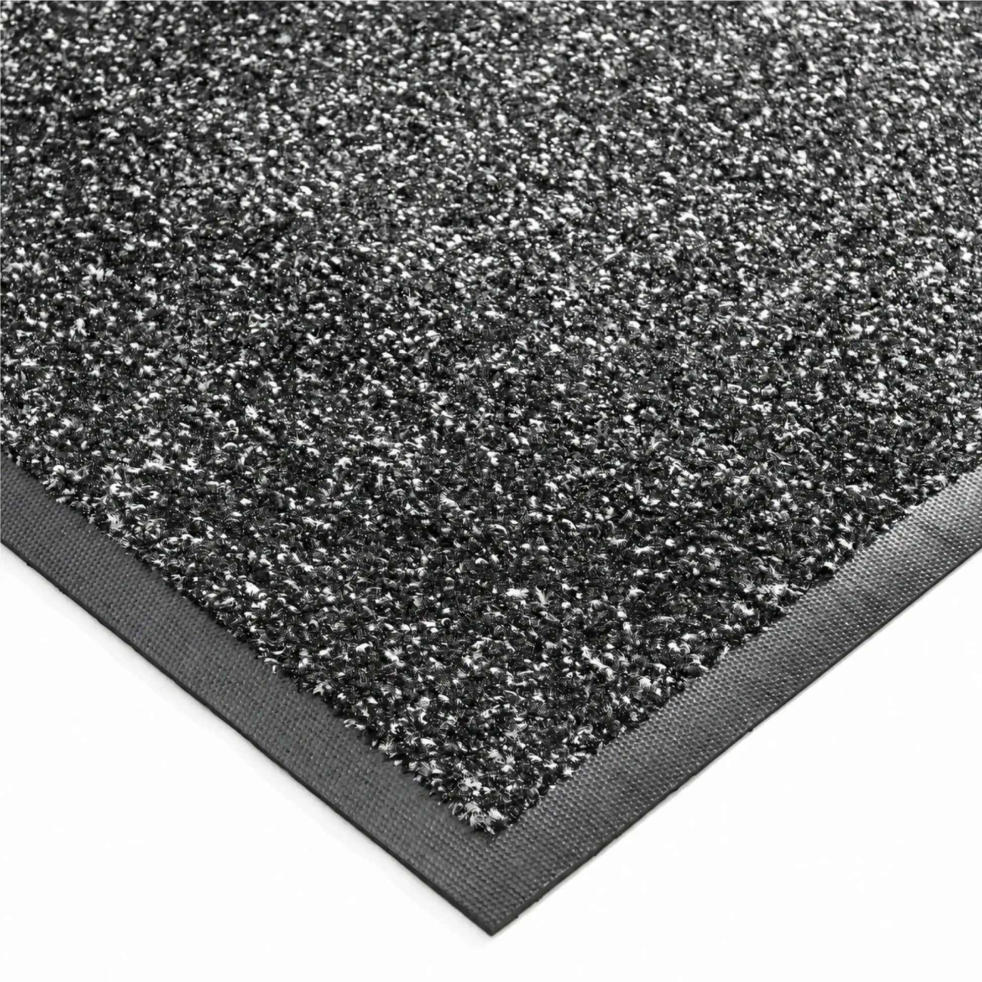 Détail de la surface grattante et absorbante d’un tapis d’entrée double action noir avec bordure en caoutchouc.