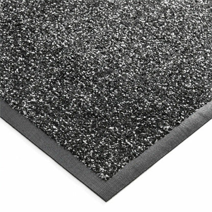 Détail de la surface grattante et absorbante d’un tapis d’entrée double action noir avec bordure en caoutchouc.