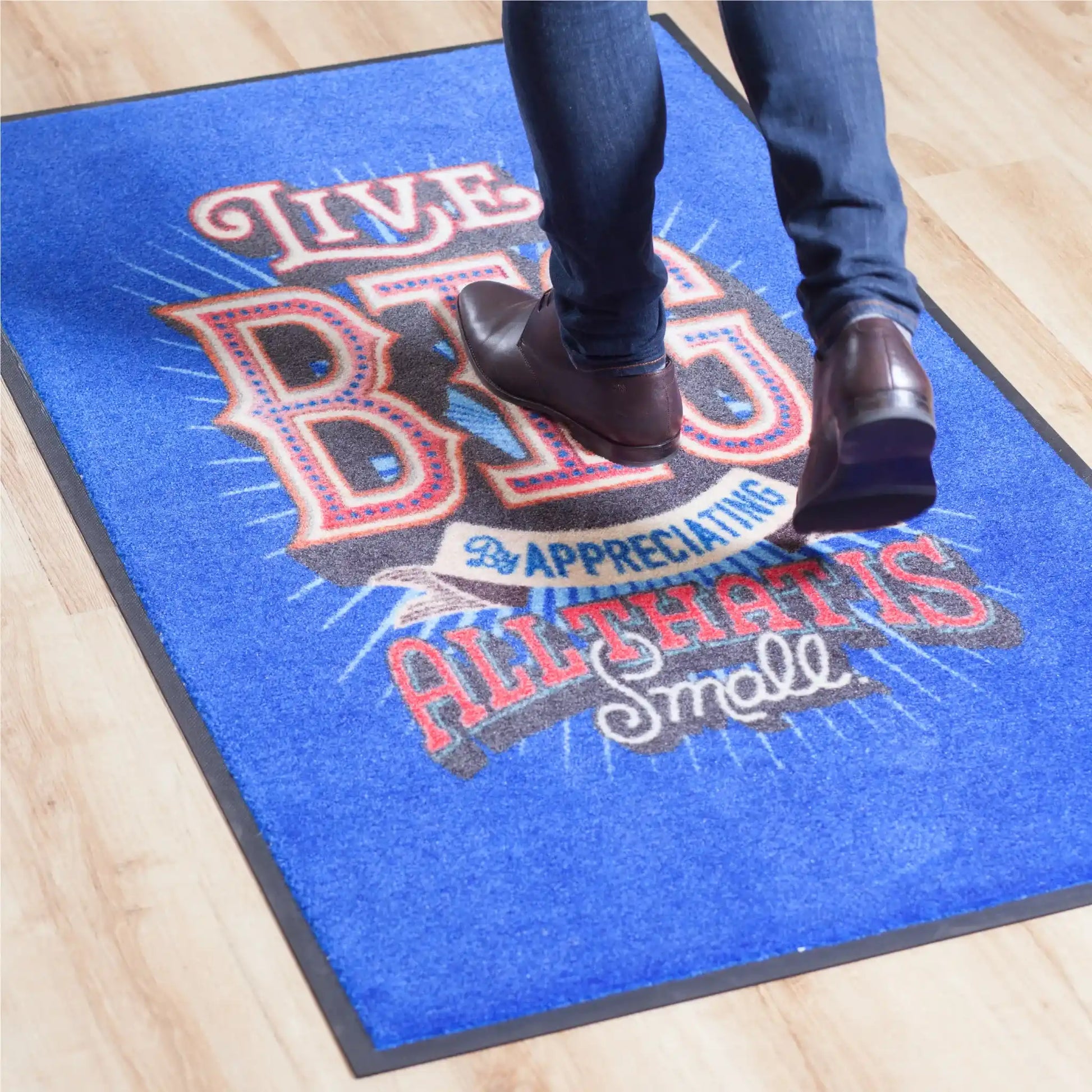 Tapis d'entrée personnalisé avec logo conçu pour résister aux passages intensifs dans les commerces, bureaux et établissements recevant du public.