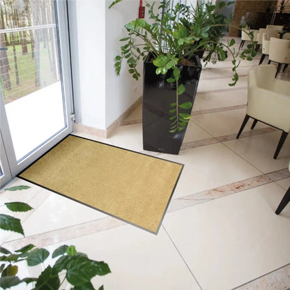 Tapis d’entrée professionnel couleur unie beige conçu pour protéger les sols des bâtiments recevant du public.