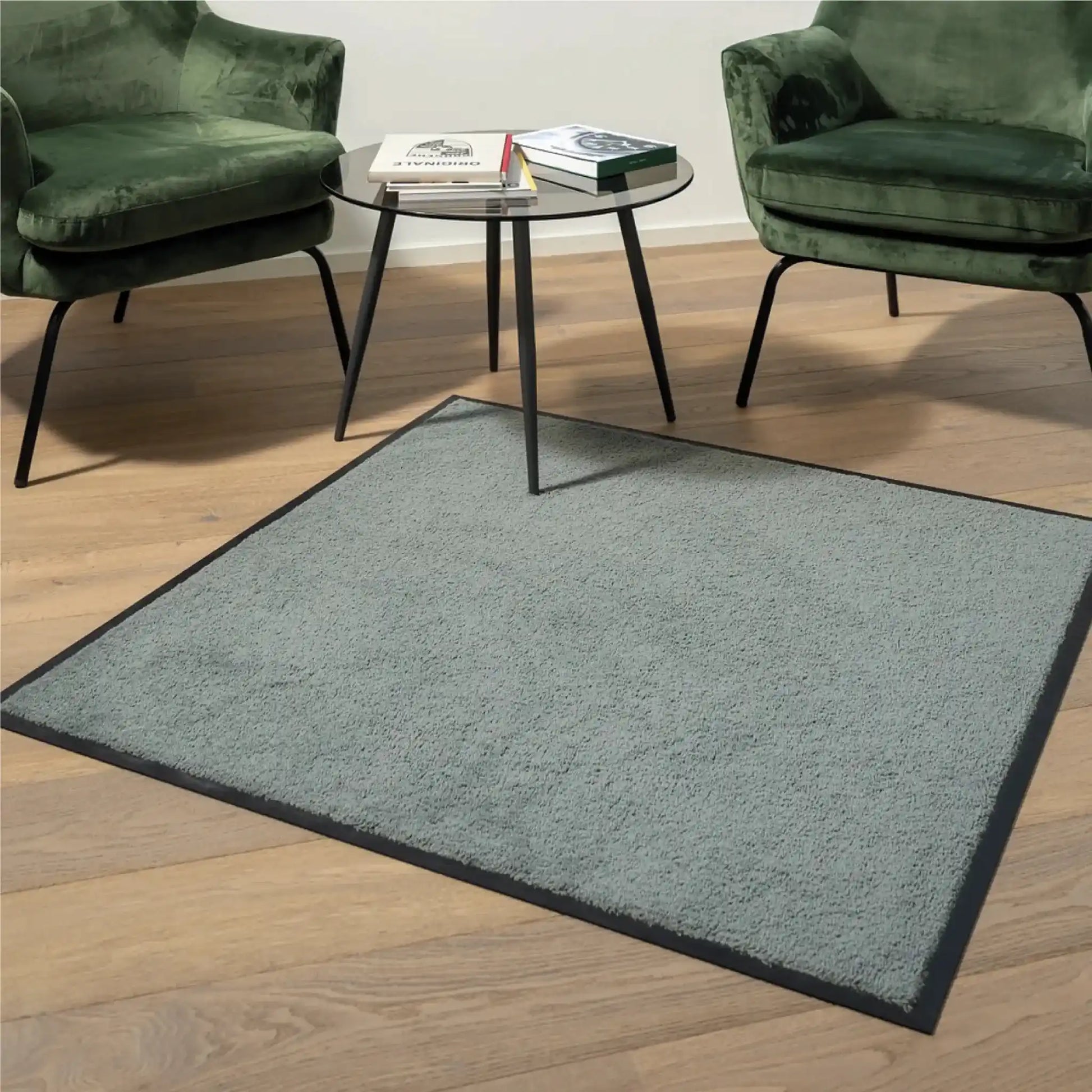 Tapis d’entrée professionnel couleur unie gris placé dans un espace d’attente moderne et élégant.