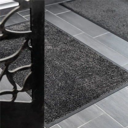 Tapis d’entrée écologique professionnel disposé dans un hall intérieur pour protéger durablement les revêtements de sol.
