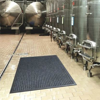 Tapis professionnel à forte rétention d’eau installé dans un environnement industriel pour sécuriser les zones de passage.
