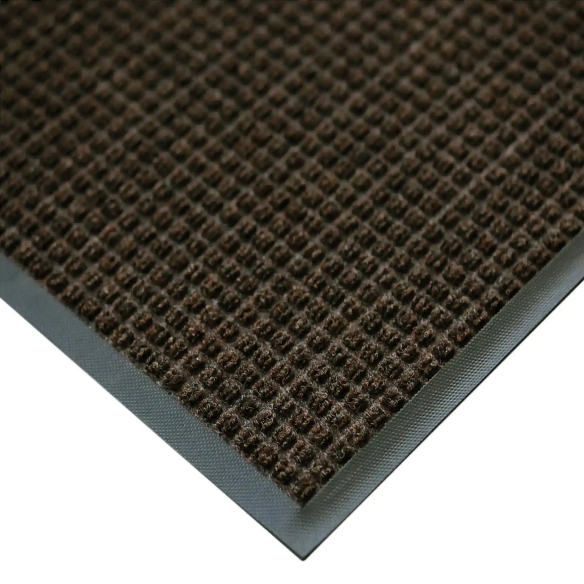 Gros plan sur un tapis d’entrée professionnel marron à rétention d’eau avec bordure antidérapante renforcée.