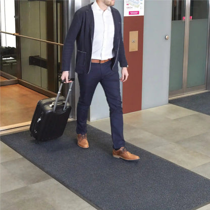 Tapis d’entrée professionnel à fort trafic utilisé dans un immeuble de bureaux pour maintenir les espaces propres et sécurisés.