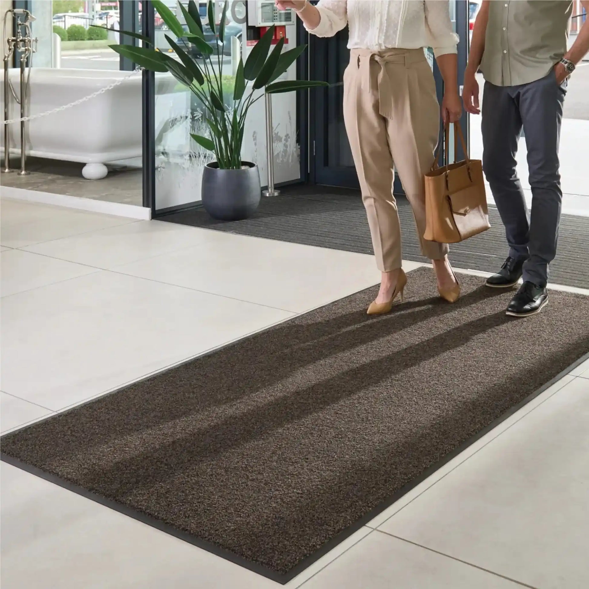 Tapis d’entrée professionnel pour usage intensif installé dans un hall d’accueil afin de retenir efficacement la saleté et l’humidité.