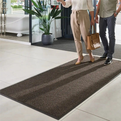 Tapis d’entrée professionnel pour usage intensif installé dans un hall d’accueil afin de retenir efficacement la saleté et l’humidité.