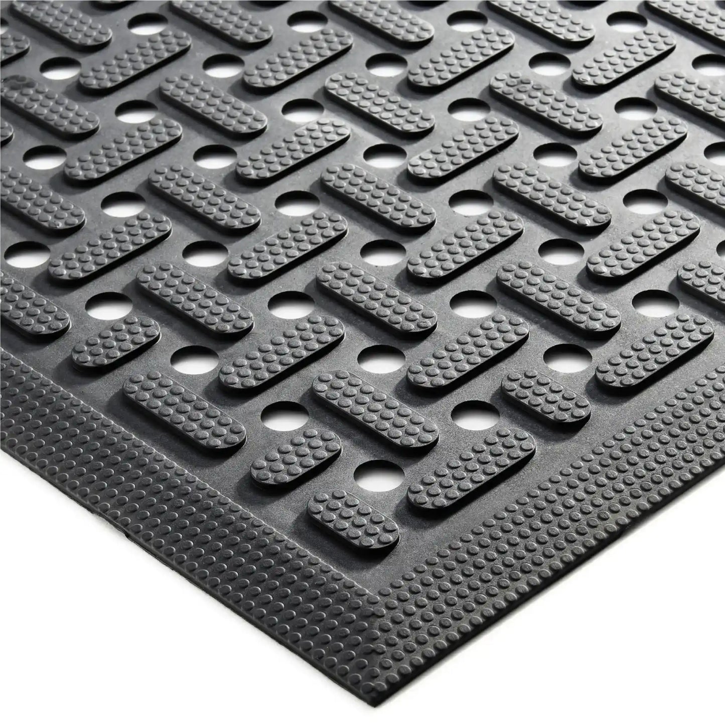 Gros plan sur la structure drainante et antidérapante du tapis hygiénique en caoutchouc conçu pour les cuisines, bars et environnements professionnels humides.