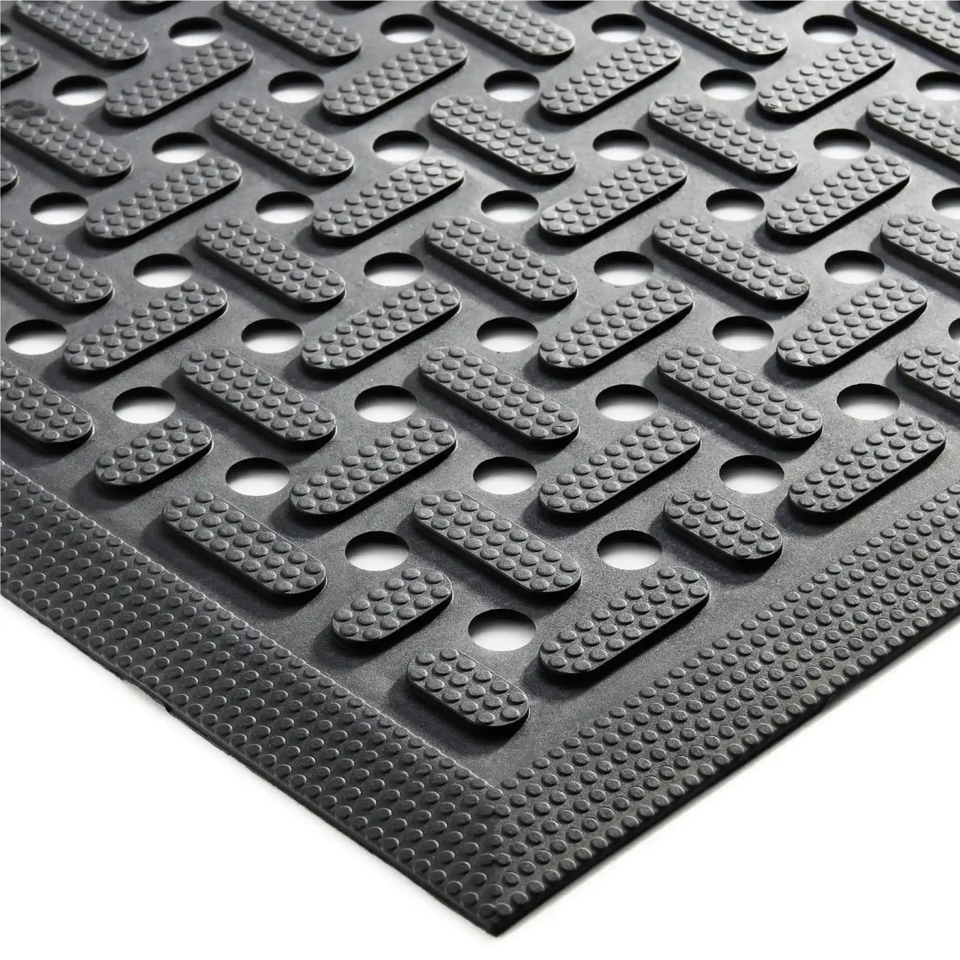 Gros plan sur la structure drainante et antidérapante du tapis hygiénique en caoutchouc conçu pour les cuisines, bars et environnements professionnels humides.