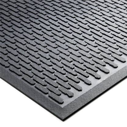 Gros plan sur la surface drainante du tapis industriel en caoutchouc pour zones humides avec relief antidérapant favorisant l’évacuation des liquides.