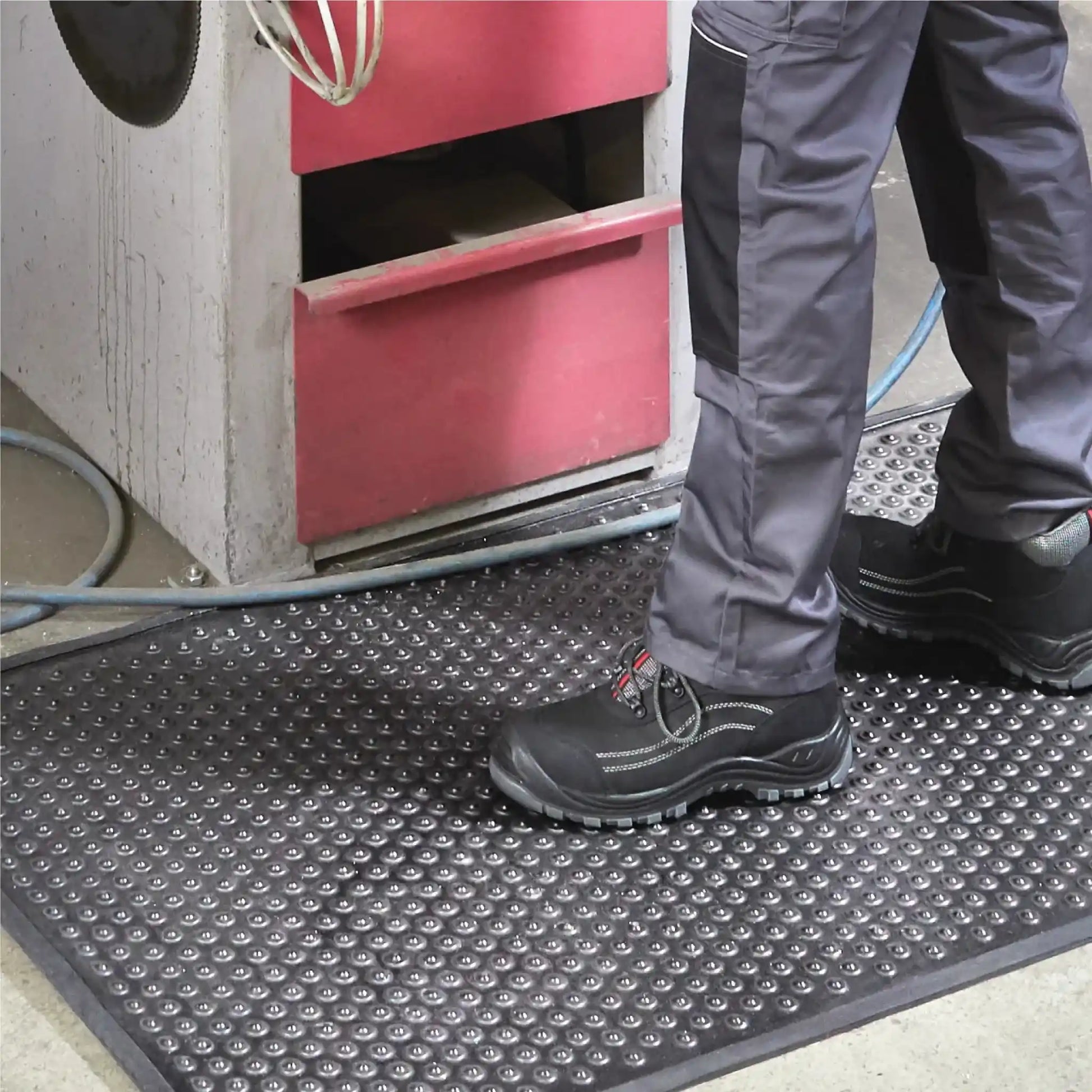 Tapis industriel grattant drainant de sécurité avec surface antidérapante pour les zones de production et ateliers industriels.