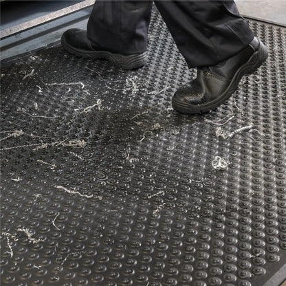Tapis industriel grattant drainant de sécurité retenant les copeaux métalliques et les salissures afin de sécuriser les zones de travail.