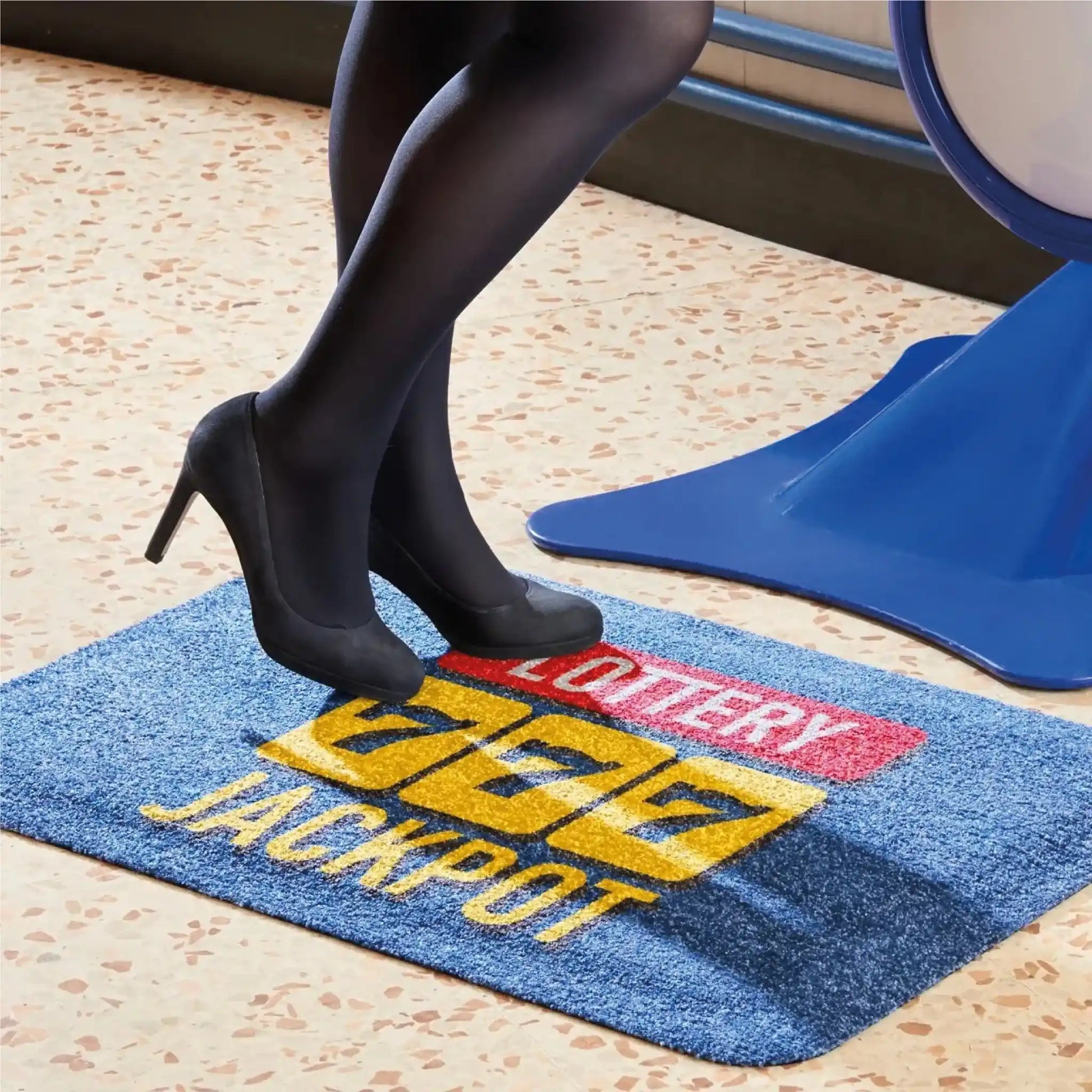 Tapis logo personnalisé anti-fatigue utilisé sur un poste de travail pour améliorer le confort en station debout prolongée.
