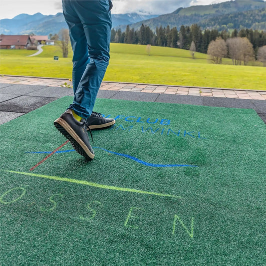 Tapis logo personnalisé extérieur effet gazon installé devant un club de golf pour accueillir les visiteurs et renforcer la visibilité de la marque en extérieur.