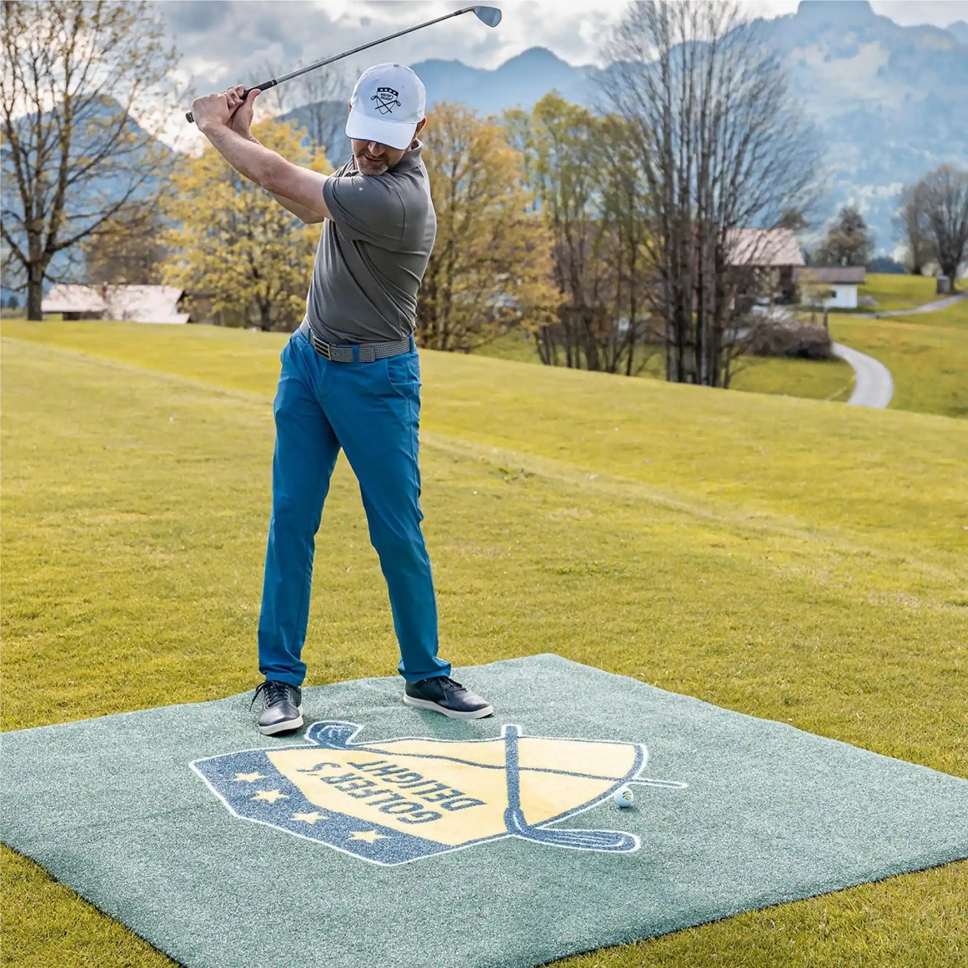 Tapis extérieur personnalisé effet gazon utilisé comme zone de pratique de golf avec logo imprimé et excellente résistance aux conditions extérieures.