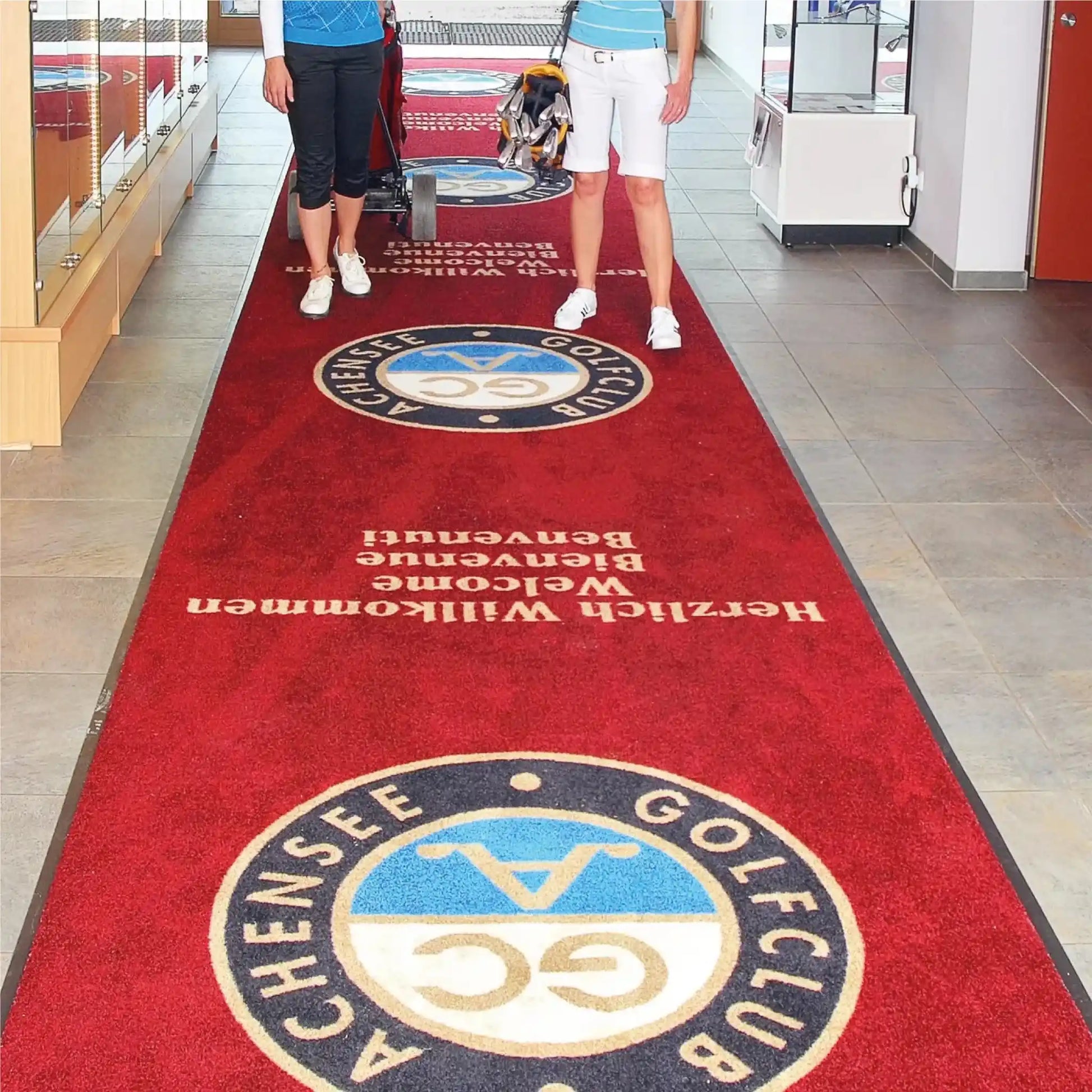 Tapis logo personnalisé grand format XXL installé dans un club de golf pour accueillir les membres et visiteurs.
