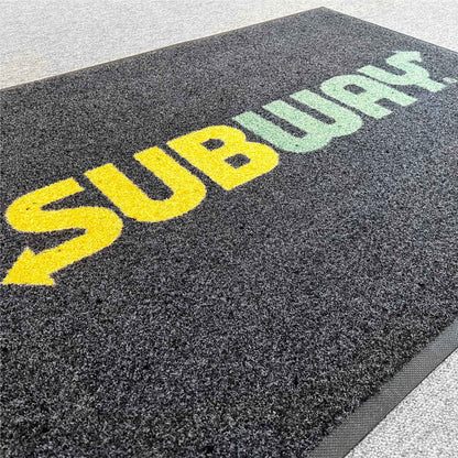 Tapis logo personnalisé grattant extérieur conçu pour éliminer efficacement les salissures avant l'entrée dans les locaux professionnels.