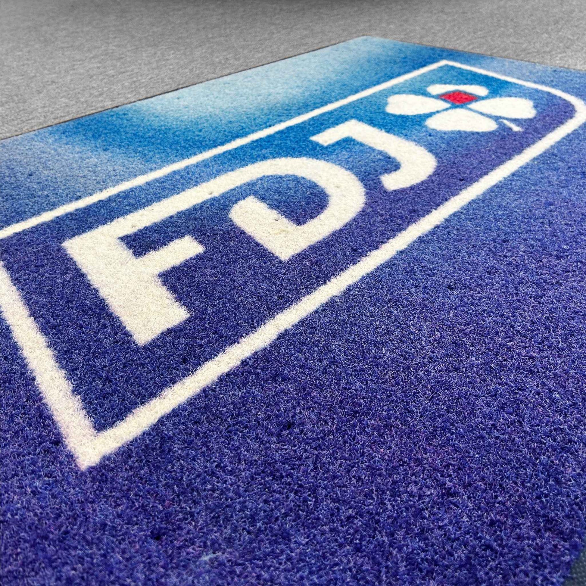 Tapis logo personnalisé grattant intérieur avec fibres robustes permettant de retenir efficacement les poussières et salissures à l'entrée.