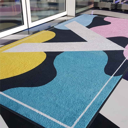 Tapis logo personnalisé premium installé dans un hall d'entrée avec impression haute définition et rendu haut de gamme pour entreprises et commerces.