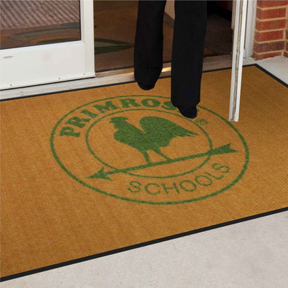 Tapis logo personnalisé pour zone humide installé à l'entrée d'un bâtiment afin de retenir l'humidité et les salissures tout en valorisant l'image de marque.