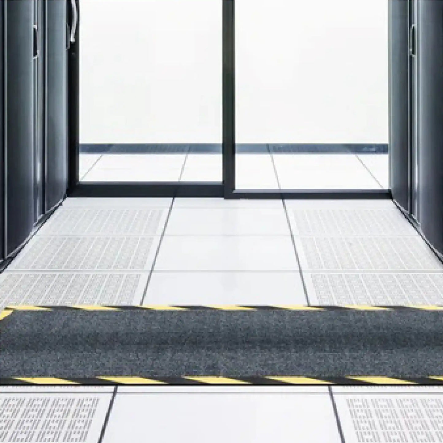 Tapis passe-câbles utilisé dans un centre de données pour protéger les câbles au sol et sécuriser les zones de circulation du personnel technique.