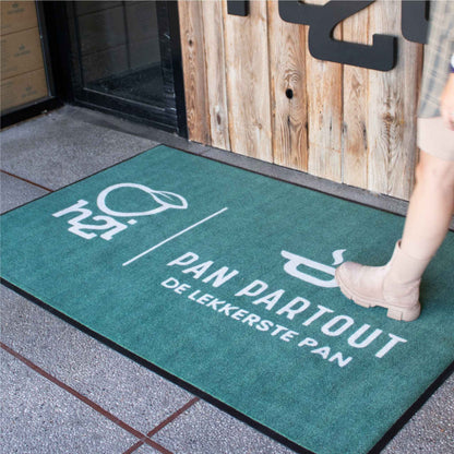 Tapis professionnel premium personnalisé renforçant la visibilité de la marque à l'entrée d'un commerce, magasin ou établissement recevant du public.