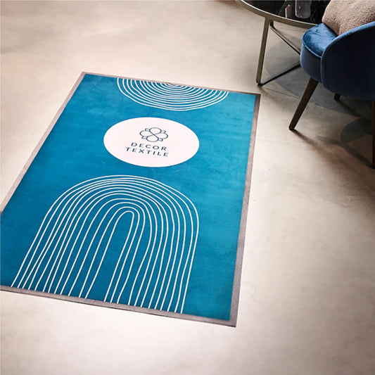 Tapis promotionnel personnalisé avec bordure installé dans un espace d'accueil pour valoriser l'image de marque.