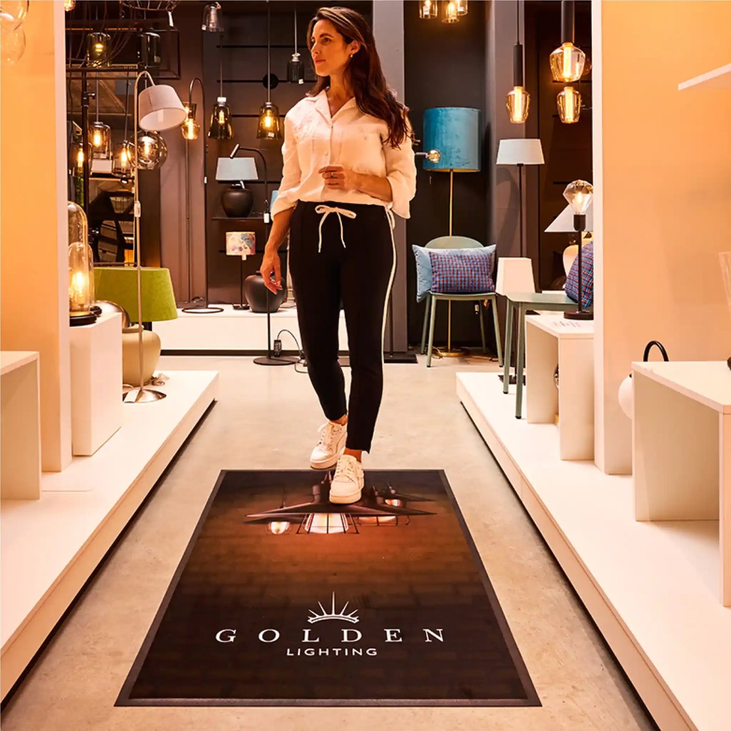 Tapis promotionnel personnalisé placé dans un magasin pour attirer l'attention des visiteurs et renforcer la visibilité de la marque.