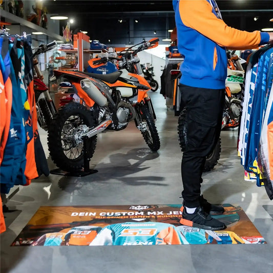 Tapis promotionnel personnalisé sans bordure installé dans un magasin pour renforcer la visibilité de la marque et mettre en valeur des visuels publicitaires grand format.