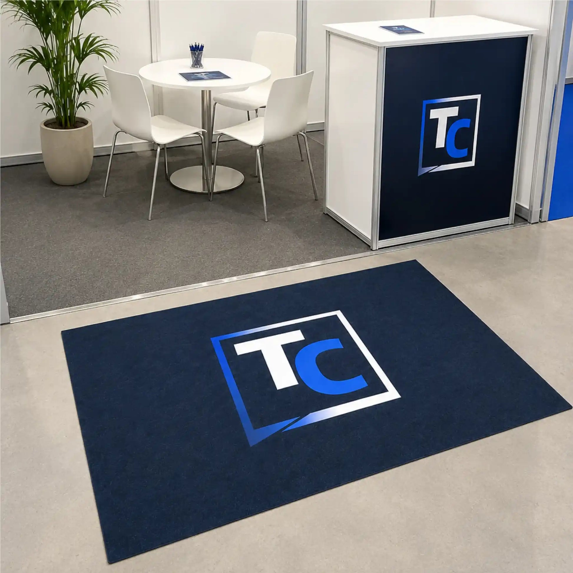Tapis publicitaire personnalisé sans bordure avec logo d’entreprise utilisé sur un stand professionnel pour renforcer l’image de marque.