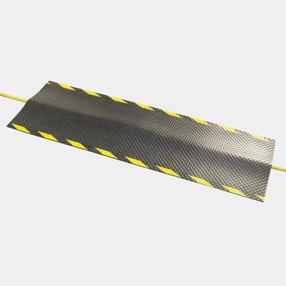Vue produit du tapis de protection pour câble de recharge de voiture électrique avec marquage jaune haute visibilité.