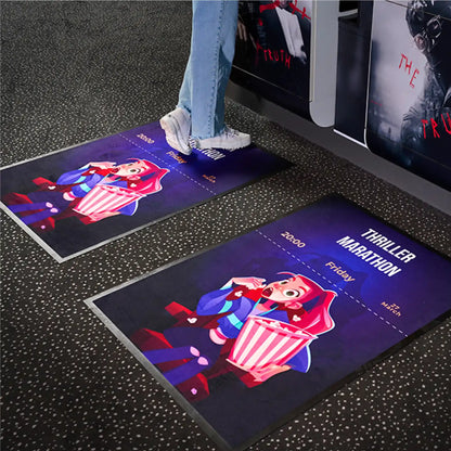 Tapis publicitaire personnalisé utilisé dans un cinéma pour promouvoir un événement ou une campagne marketing.